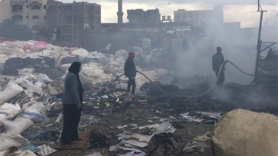 السيطرة على حريق نشب بكسارة بلاستيك قريب من سكة حديد بالمنوفية