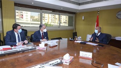 وزير النقل يبحث مع وفد 