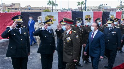 وضع إكليل الزهور على النصب التذكاري لشهداء الشرطة بالإسكندرية