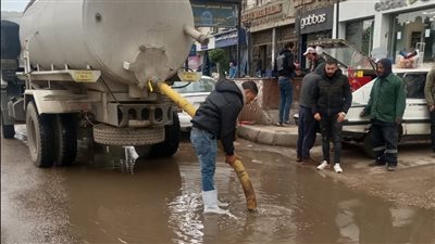الجيزة تواصل شفط مياه الأمطار من الشوارع