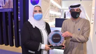  مسؤولون ومفكرون: 