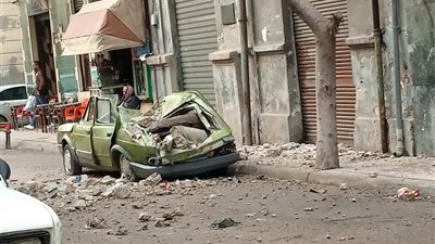 انهيار شرفة عقار على سيارة بسبب الطقس السيئ في الإسكندرية