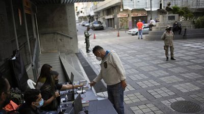 مجلس الانتخابات الفنزويلي يرفض عريضة للاستفتاء على عزل مادورو