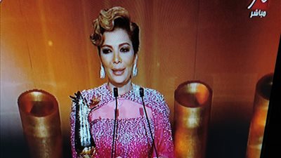 أصالة تفوز بجائزة المطربة المُفضلة وتهديها لزوجها الشاعر فائق حسن