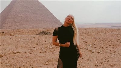 الأمريكية آمون ستار تقتحم مقبرة الهرم الأسود في دهشور لتصوير كليب غنائي
