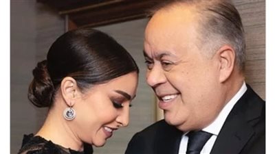 بإطلالة رومانسية.. روجينا تخطف الأنظار مع زوجها أشرف زكي