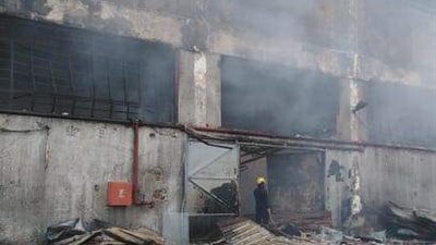 السيطرة على حريق مصنع ملابس بطريق 