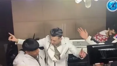 شاهد.. عبد الباسط حمودة يرقص داخل الاستديو على أغنية 