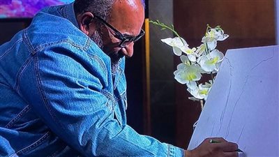بيومي فؤاد يرسم لوحة فنية على الهواء ويُسميها 