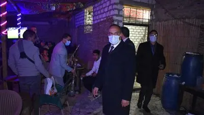 مداهمة مقهي مخالف ومصادرة 100 شيشة وإزالة المكان بالكامل بالمنيا