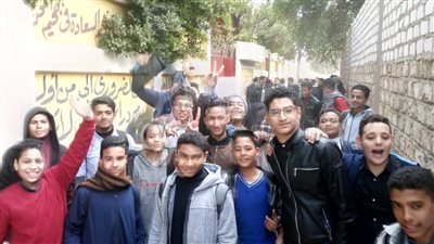 تباين أراء طلاب أولي ثانوي في سوهاج حول امتحاني الفلسفة والفيزياء 