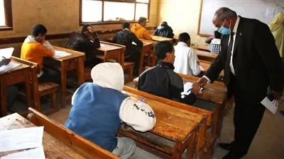 إحالة طالبين حاولا استخدام الهاتف للغش في متحانات الإعدادية ببني سويف