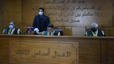 استعدادا للنطق بالحكم.. وصول هيئة المحكمة في إعادة محاكمة محمود عزت باقتحام الحدود الشرقية 