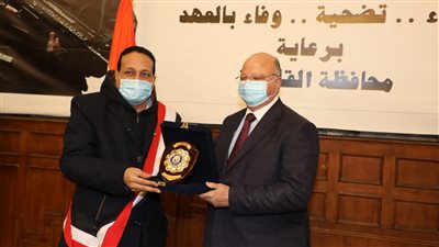 محافظ القاهرة يكرم عددا من أسر شهداء ومصابي رجال الشرطة