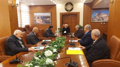 محافظ بورسعيد يتابع عددا من الملفات بمركز الخدمات الاستيرادية