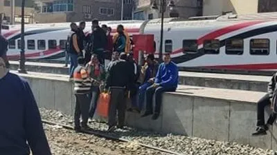 إضراب عمال نظافة محطة قطار أسوان.. اعرف السبب