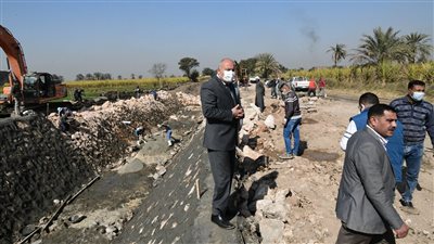 محافظ قنا يتفقد أعمال تبطين ترعتين بفرشوط 
