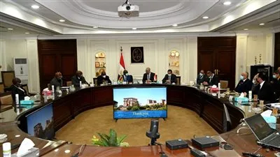  وزير الإسكان يعرض على نظيره من زيمبابوى التجربة العمرانية المصرية
