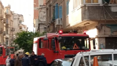 إنقاذ مسن انهار عليه أجزاء من عقار قديم في الإسكندرية 
