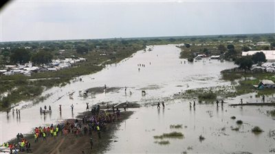 ارتفاع عدد ضحايا الفيضانات في الإكوادور وتسرب نفطي يهدد السكان