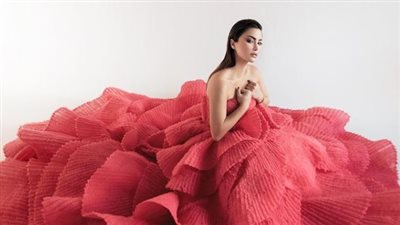  هدى الأتربي تطل على متابعيها بفستان وردي منفوش 