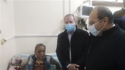 محافظ الدقهلية يوجه برعاية الطفل ضحية التعذيب على يد والده لرفضه التسول (صور)