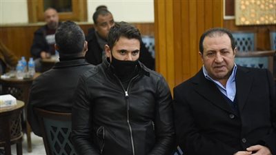 أحمد عز يساند محمد جمعة في عزاء والدته