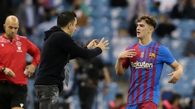 تشافي يفاجئ نجم برشلونة