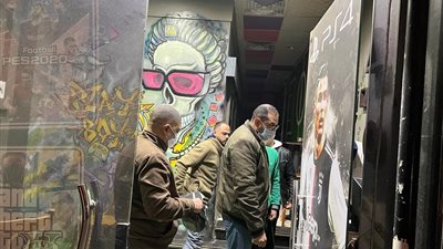 حملات مكبرة على المحلات المخالفة لقرار الغلق بالإسكندرية (صور)