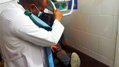 محافظ أسوان يتابع جهود القوافل الطبية المجانية (صور)