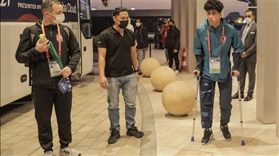 رغم الإصابة.. عمار حمدي يساند لاعبي الأهلي قب لمواجهة مونتيري