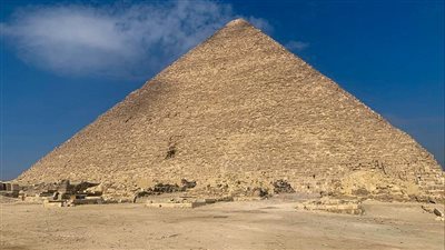 بعد مرور 40 عامًا.. يستطيع الزائر الآن رؤية هرم خوفو كاملًا 