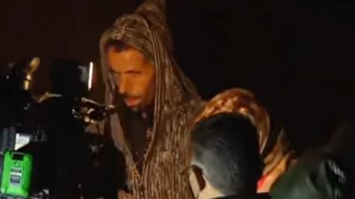 لحظات حاسمة.. والدي ريان يتوجهان إلى فتحة النفق انتظارا لخروجه (فيديو)