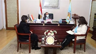 رئيس جامعة سوهاج يناقش خطة الاستدامة لمشروع المركز الجامعي للتطوير المهني