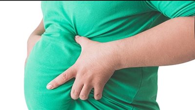 أخصائية تغذية توضح علاقة الشامبو والأغذية المجمدة بالسمنة (فيديو)