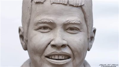 طالب بجامعة المنيا ينحت تمثالا للطفل ريان (صور)