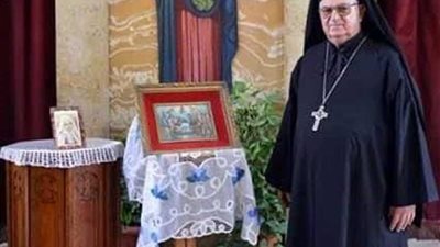 بدء صلاة جنازة الأرشمندريت موريس خوري بكاتدرائية الروم بالظاهر