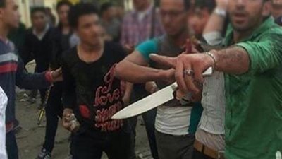 مشاجرة بالأسلحة البيضاء بين عائلتين بشارع السهراية بالفيوم