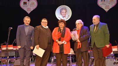 إيناس عبد الدايم: فاروق فلوكس أحد العلامات البارزة في عالم الإبداع 