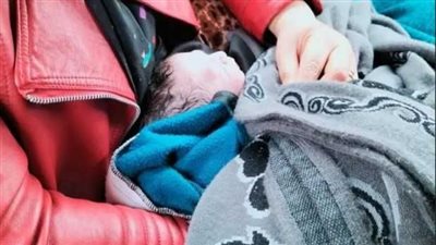 سيدة تضع مولودها في الميكروباص.. اعرف التفاصيل من صاحبة الواقعة