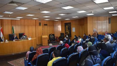 محافظ المنيا يسٌلم 260 مشروعا تنمويا ويدعو الشباب إلى التوسع