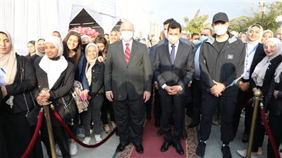 وزير الرياضة ومحافظ القاهرة يفتتحان معرض للمنتجات الحرفية واليدوية