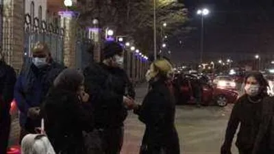 ريم البارودي أول الحاضرين في عزاء شقيق الفنانة شمس البارودي 