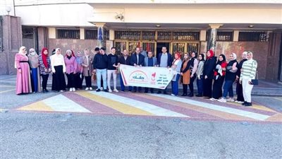 طلاب يترجمون تقريرا حول 