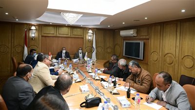 تعليمات مشددة للقضاء على عشوائية الإعلانات بشوارع قنا