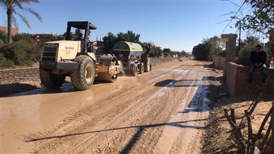 بدء إنشاء ورصف الطريق الموازي للسكة الحديد من قرية السعدية اتجاه فايد بالإسماعيلية 