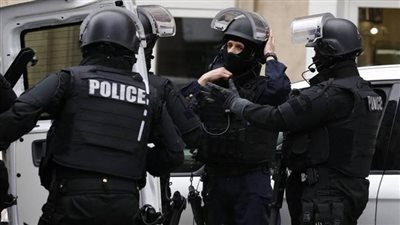 الشرطة الفرنسية تطلق النار على شخص هاجم عناصرها بسكين