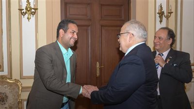 فريق بحثي من جامعة القاهرة يكتشف أول آثار أقدام للديناصورات بالصحراء الشرقية