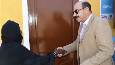 محافظ أسوان يسلم 20 منزلا للأسر المتضررة من السيول بقرية الكوبانية