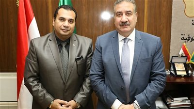 تكريم وكيل وزارة الشباب والرياضة من جانب المحافظ 